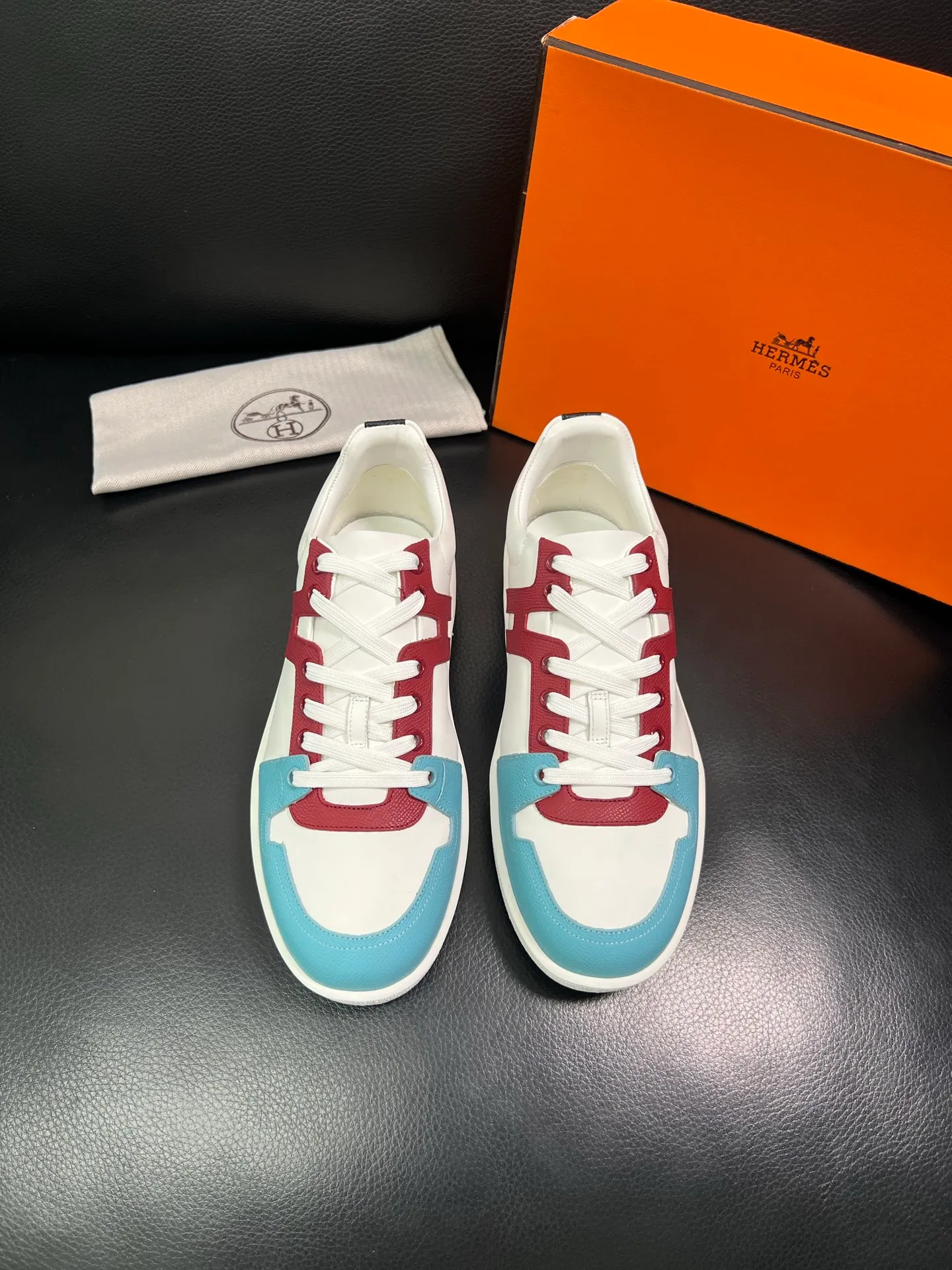 Men's shoes 💰700 Hermes Top Purchasing Agent Hermes counters are on sale at the same time with original factory configuration, original cowhide fabric imported from Italy, high-quality splicing technology, fully imported water-dyed cowhide lining, soles: original soles specially provided by the original factory are super comfortable, the original factory and single goods are of high quality, welcome to compare at the same time at the counter, code number 38-44 (customized 45 46) 85851